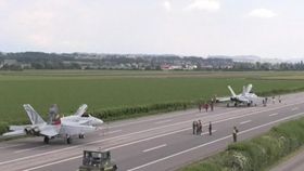 VIDEO Elveția testează aterizări și decolări cu avioane F18 pe autostrăzi